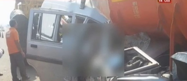 Road Accident In Solapur Pune National Highway Four Death सोलापूर-पुणे महामार्गावर भीषण अपघात, एकाच कुटुंबातील चौघांचा मृत्यू
