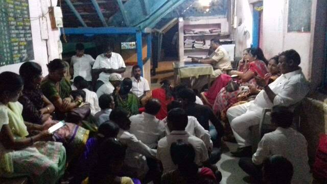 शहापूरमध्ये महिला पोलिसांकडून आदिवासी महिलांना मारहाण, भाजपचं ठिय्या आंदोलन