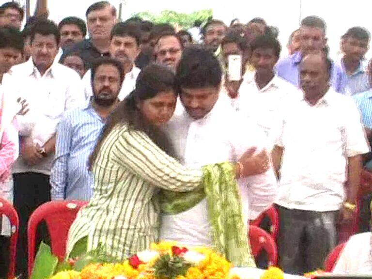 Pankaja Munde And Dhananjay Munde दुरावलेली नाती दुःखात जवळ... पंकजांकडून धनंजय मुंडेंचं सांत्वन