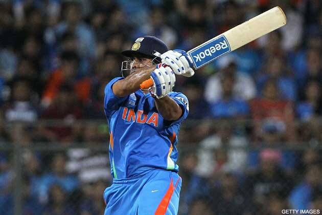 सचिनने वन डेत 195 षटकार मारले आहेत. तर धोनीने 192 षटकारांसह सर्वाधिक षटकार ठोकणाऱ्यांच्या यादीत सहाव्या स्थानावर आहे.