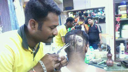 या मोर्चाच्या निमित्ताने कराडमधल्या एका सलूनमध्ये या मोर्चात सहभागी होण्यासाठी खास हेअरस्टाईल करण्यासाठी रांग लागली आहे.