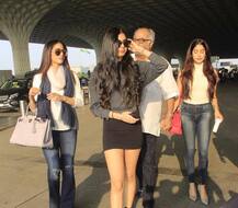 अभिनेत्री श्रीदेवी मुलींसोबत मुंबईत एअरपोर्टवर 