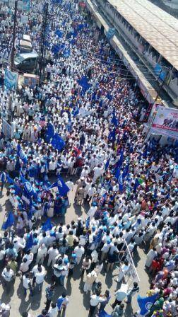 कोपर्डीप्रकरणातील आरोपींना फाशीची शिक्षा द्या, अॅरट्रॉसिटी कायद्याची काटेकोर अंमलबजावणी करावी, यासह इतर मागण्यांसाठी आज जिल्हाधिकारी कार्यालयावर दलित ऐक्य मूक मोर्चा काढण्यात आला. 