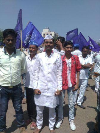 या मोर्चामध्ये एक तरुण लग्नाचं बाशिंग बांधून थेट मोर्चात सहभागी झाले होते.