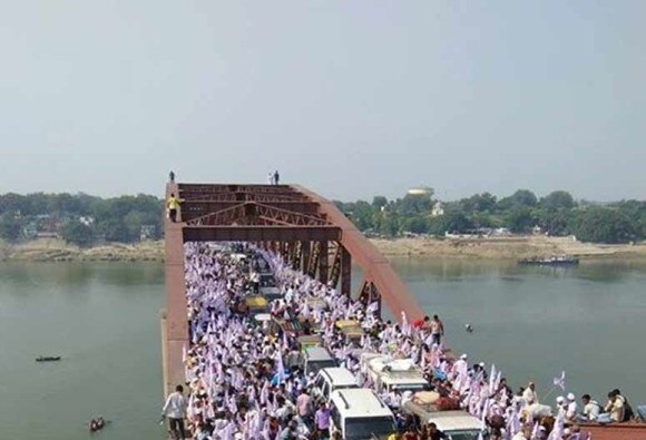 Stampede At Rajghat Bridge Between Varanasi And Chandauli वाराणसीत चेंगराचेंगरी, 24 जणांचा मृत्यू, 70 जण जखमी