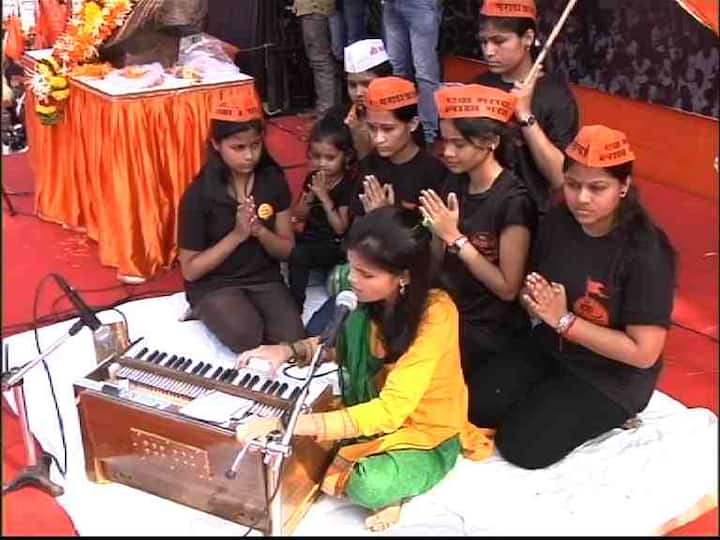 मोर्चा सुरु करण्यापूर्वी प्रार्थनाही करण्यात आली.