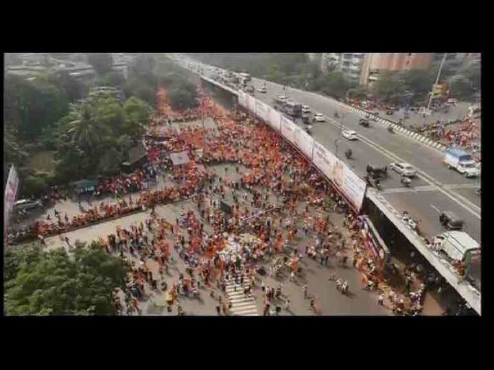 ठाण्यातील मराठा मोर्चासाठी मोठा पोलीस बंदोबस्त ठेवण्यात आला आहे. मध्य आणि हार्बर रेल्वेवरील मेगाब्लॉक मराठा मोर्चामुळे रद्द करण्यात आला आहे. तसंच मध्य रेल्वेकडून 40 जादा लोकलही धावणार आहेत.