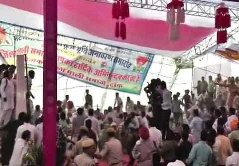 VIDEO : माजी मुख्यमंत्र्यांच्या कार्यक्रमात स्टेज कोसळलं
