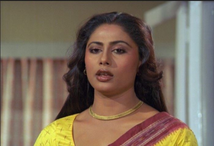 smita patil cried overnight after doing a romantic scene with amitabh bachchan in namak halal movie read story अमिताभ बच्चन के साथ एक सीन करने के बाद रात भर रोती रही थीं स्मिता पाटिल, ऐसी हो गई थी एक्ट्रेस की हालत 