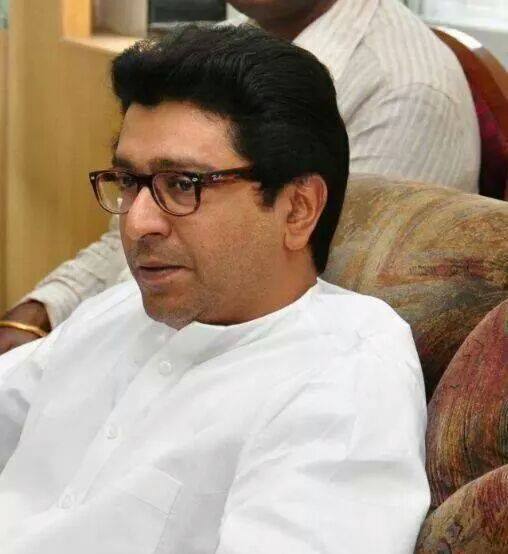 राज ठाकरे यांनी उशिराच अमिताभ बच्चन यांच्या 74 व्या वाढदिवसानिमित्त गिफ्ट दिलं. हे गिफ्ट म्हणजे राज ठाकरे यांनी स्वत: रेखाटलेलं बिग बी याचं स्केच. हे स्केच अमित ठाकरे यांनीच अमिताभ यांना 'जलसा' बंगल्यावर जाऊन दिलं. इतकंच नाही तर आवडत्या अभिनेत्यासोबत दोन तास बोलण्याची संधीही त्यांना मिळाली.