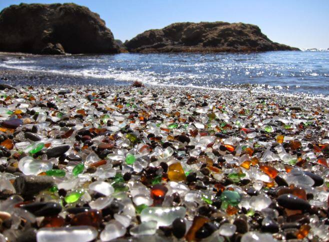 Unique Glass Beach in California: हा सुंदर बीच कॅलिफोर्नियातील आहे. 