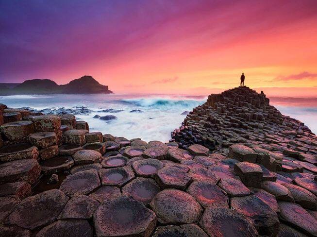 Giants Causeway Beach: आर्यलंडमधील हा बीच खूपच सुंदर असून फारच जुना आहे. 