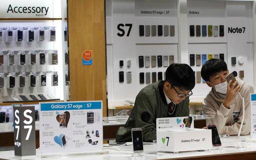 यानंतर विमान प्राधिकरणाने शनिवारी सर्व एअरलाईन्सना सॅमसंग गॅलेक्सी नोट-7 घेऊन प्रवास करण्यावर तत्काळ बंदी घालण्याच्या सुचना दिल्या.