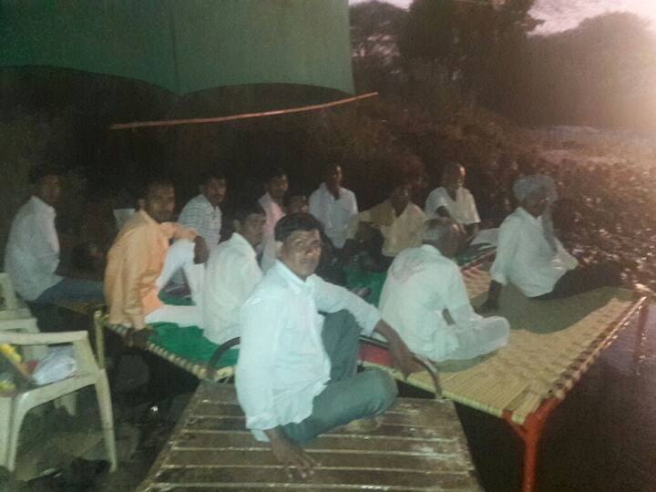 विद्यार्थ्यांसोबतच वृद्धांनाही या परिस्थितीचा कसा त्रास होतो, हे सांगण्यासाठी या रस्त्याची दुरावस्था पुरेशी आहे. ग्रामस्थांना जा ये करण्यासाठी पाण्यातून वाट काढावी लागते. 