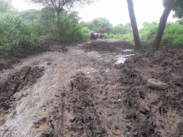 गावात तातडीने रस्ता व्हावा यासाठी ग्रामस्थांनी आमरण उपोषण सुरु केलं आहे, त्यामुळे ग्रामस्थांच्या या निर्णयाचा काही परिणाम होतो का, हे पाहणं महत्वाचं ठरणार आहे.