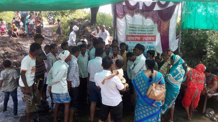 मुसळधार पाऊस झाल्यानंतर गावात विस्कळीत झालेलं जनजीवन अजूनही तसंच आहे. शाळेत जाणाऱ्या विद्यार्थ्यांना मोठ्या संकटांचा सामना करावा लागतोय.