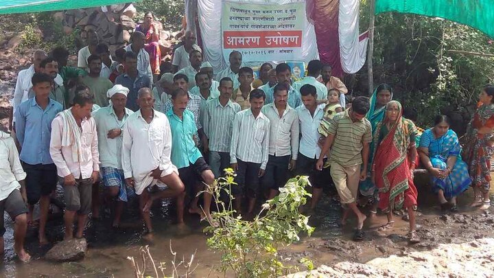Villagers Strike For Road In Nandeds Azamwadi रस्त्यासाठी ग्रामस्थांचं आमरण उपोषण