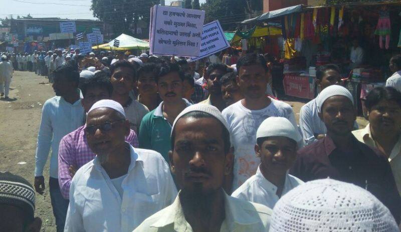 Muslim Morcha In Latur And Ahmednagar लातूर, नगरमध्ये आरक्षणासाठी मुस्लिम समाजाचे मूक मोर्चे