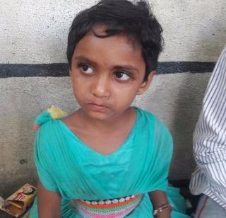 अपघातानंतर वडिलांच्या मृतदेहाजवळ रात्रभर चिमुकली रस्त्यावर Girl Spent Whole Night With Fathers Dead Body In Buldana अपघातानंतर वडिलांच्या मृतदेहाजवळ रात्रभर चिमुकली रस्त्यावर