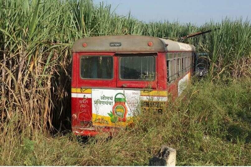 Kolhapur Kmt Bus Enters Into Farm After Driver Looses Control कोल्हापुरात चालकाचा ताबा सुटल्याने बस थेट शेतात