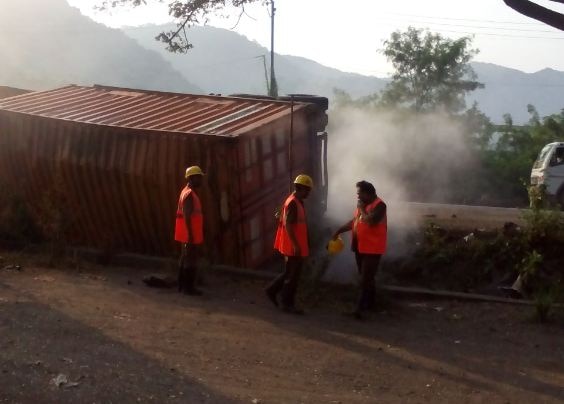 Acid Laden Truck Topples In Thane School In Vicinity Shut अॅसिड कंटेनर उलटल्याने ठाण्यात वाहतूक विस्कळीत, शाळांना सुट्टी