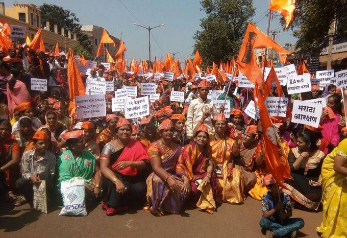 कोपर्डीतील आरोपींना कठोर शिक्षा करण्याबरोबरच कर्नाटकात असलेल्या 8 टक्के मराठा समाजाला सरकारकडून कसल्याच प्रकारच्या सुविधा मिळत नसल्याने मोर्चा काढण्यात आला आहे.