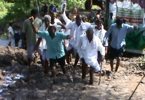 Nanded No Road Constructed In Azamwadi Villagers On Hunger Strike नांदेडच्या लोह्यात रस्ताच नाही, गावकरी चिखलात उपोषणाला