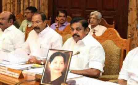 Tamil Nadu Finance Minister O Panneerselvam Reaches Tamil Nadu Secretariat To Chair Cabinet Meeting Today तमिळनाडू राज्य मंत्रिमंडळाच्या बैठकीत चक्क मुख्यमंत्री जयललितांचा फोटो