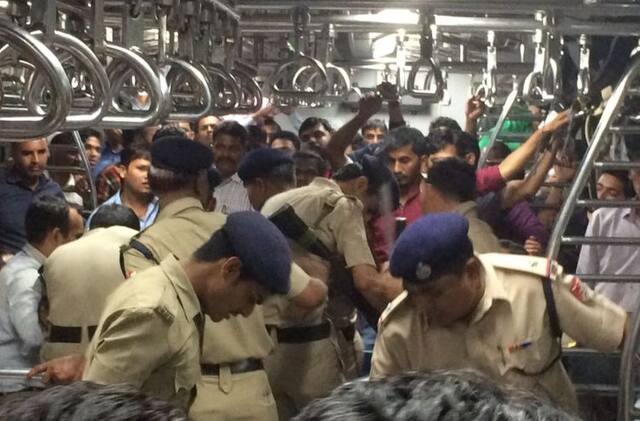 लोकलमध्ये प्रवाशांची अडवणूक, डहाणूवासियांवर RPF चा लाठीमार
