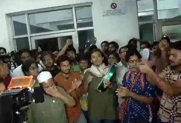 JNUतील विद्यार्थी बेपत्ता, संतप्त विद्यार्थ्यांचा कुलगुरुंच्या इमारतीला घेराव In Midnight Protest At Jnu Students Surround Vc Over Missing Student JNUतील विद्यार्थी बेपत्ता, संतप्त विद्यार्थ्यांचा कुलगुरुंच्या इमारतीला घेराव