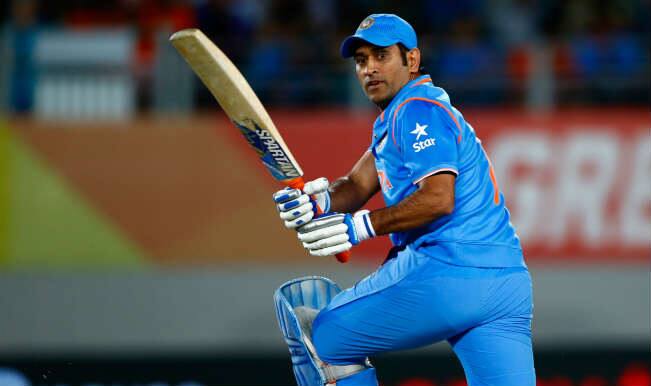 धोनीनं 61 धावा केल्यास तो 9000 धावा करणारा तिसरा विकेटकीपर ठरणार आहे. 