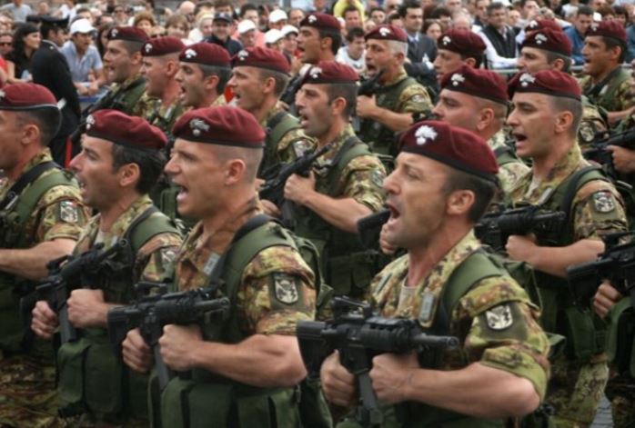 इटलीच्या सैन्यदलाला ग्लोबल फायरपॉवरने आपल्या यादीत 10वं स्थान दिलं आहे. इटलीचं संरक्षणाचं बजेट 34 अब्ज डॉलर आहे. इटलीकडे 586 टँक, 158 लढाऊ विमानं, 2 युद्धनौका, 58 हेलिकॉप्टर, 8 पाणबुड्यांचा ताफा आहे. तसंच 3 लाख 20 हजार सैनिकही इटलीच्या सैन्यदलात आहेत.