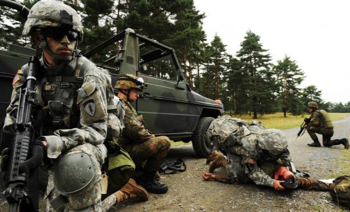 जगातील सर्वात शक्तीशाली सैन्यदलांमध्ये जर्मनी नवव्या स्थानावर आहे. जर्मनीचं संरक्षणासाठीचं बजेट 36 अब्ज डॉलर आहे. जर्मनीकडे 408 टँक, 169 लढाऊ विमानं, 44 हेलिकॉप्टर, आणि 2 पाणबुड्या आहेत. जर्मनीच्या सैन्यदलात 1 लाख 80 हजार सैनिक आहेत.