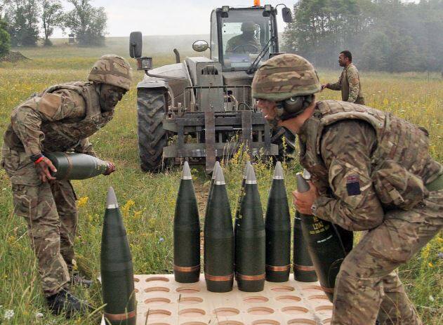 ब्रिटनचं सैन्य जगात 6व्या स्थानावर आहे. ब्रिटनचं संरक्षण बजेट 55 अब्ज डॉलर आहे. ब्रिटन सैन्याकडे 407 टँक, 168 लढाऊ विमानं, 1 युद्धनौका, 49 हेलिकॉप्टर, आणि 10 पाणबुड्या आहेत. सैन्यात 1 लाख 50 हजार सैनिकांचा समावेश आहे.