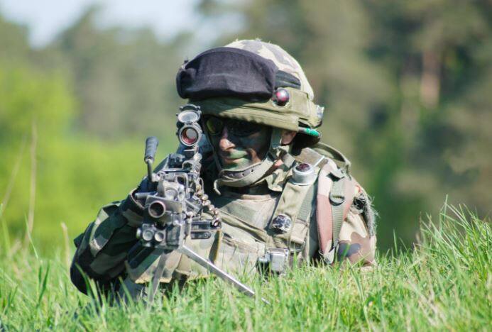 पाचव्या स्थानावरील फ्रान्सच्या सैन्याचं 35 अब्ज डॉलरचं संरक्षण बजेट आहे. फ्रान्सकडे 423 टँक, 284 लढाऊ विमानं, 4 युद्धनौका, 48 हेलिकॉप्टर, आणि 10 पाणबुड्या आहेत. 2 लाखांनी सज्ज असं फ्रान्सचं सैन्य आहे. 