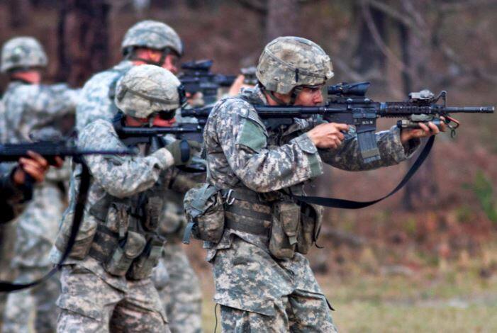 जगातील सर्वात शक्तीशाली सैन्य अमेरिकेचं आहे. अमेरिकेचं संरक्षण बजेट 581 अब्ज डॉलर आहे. अमेरिकेकडे 8848 टँक, 2785 लढाऊ विमानं, 13 युद्धनौका, 957 हेलिकॉप्टर आणि 75 पाणबुड्या आहेत. 14 लाख सैनिक आहेत.