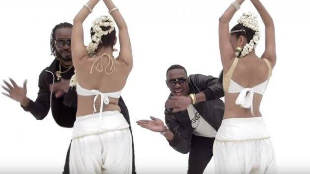 Skore Champion Song Dwayne Dj Bravo And Chris Gayle गेलसोबत 'चॅम्पियन' ब्राव्होचा धुमाकूळ!