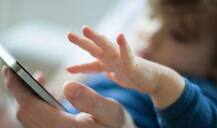 ...म्हणून आपल्या चिमुकल्यांच्या हातात स्मार्टफोन देऊ नका!