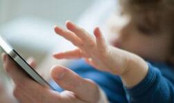 ...म्हणून आपल्या चिमुकल्यांच्या हातात स्मार्टफोन देऊ नका!