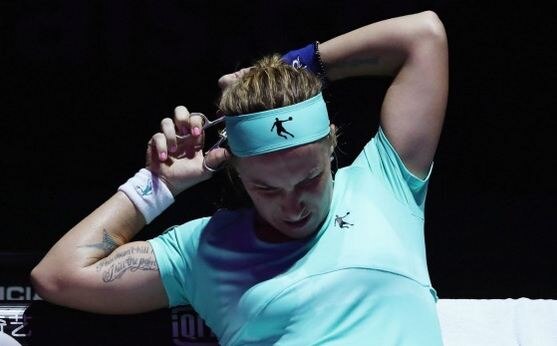 Svetlana Kuznetsova Cuts Own Hair During Wta Final आणि टेनिसपटूने कोर्टवरच स्वतःच्या केसांना कात्री लावली...