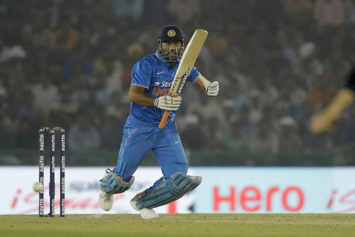 सचिनने देशांतर्गत झालेल्या 164 सामन्यात एकूण 6976 धावा ठोकल्या होत्या. तर धोनीने आजपर्यंत 4000 धावांचा टप्पा गाठणारा दुसरा भारतीय फलंदाज ठरेल.