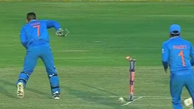 Watch The Dhoni Magic On Loop VIDEO: चौथ्या वन डेत धोनीची करामत, पाहा हा भन्नाट व्हिडिओ!