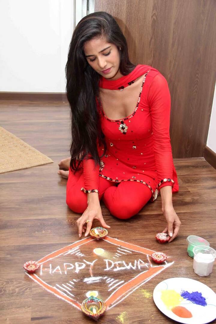 तिने दिवाळी सेलिब्रेशनचे फोटो सोशल मीडियावर पोस्ट केले आहेत.