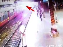 लोकलच्या छतावरुन प्रवास, ओव्हरहेड वायरच्या स्पर्शाने तरुण भाजला