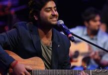 गायक अरिजीत संतापला, संगीतकाराचे फेसबुकवर वाभाडे