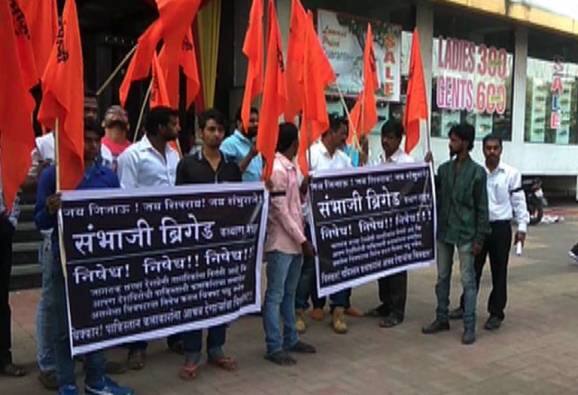 मनसेचा विरोध मावळल्यानंतर करण जोहरचा ‘ए दिल है मुश्कील’ सिनेमा आज रिलीज झाला आहे. मात्र संभाजी ब्रिगेडने या सिनेमाला विरोध सुरु केल्याचं चित्र आहे. कल्याणच्या सर्वोदय मॉलमध्ये संभाजी ब्रिगेडने या सिनेमाच्या प्रदर्शनाला विरोध करत निदर्शनं केली.