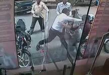 होर्डिंग बाजूला ठेवल्यानं मनसे पदाधिकाऱ्यांची व्यापाऱ्याला मारहाण