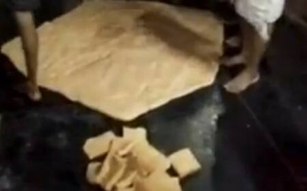 Panipuri Flour Making Shocking Footage पायानं मळलं जातं पाणीपुरीच्या पुरीचं पीठ, धक्कादायक दृश्य कॅमेऱ्यात कैद