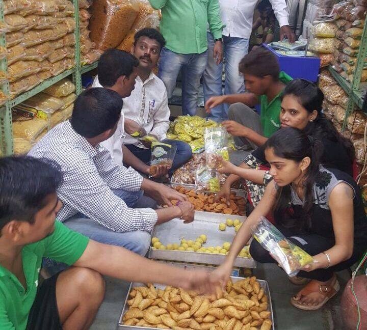 या मुलांनी केवळ फराळच गोळा केला असं नाही. तर या भावी जवानांनी सैन्यातल्या जवानांसाठी अतिशय सुंदर शुभसंदेश आणि शुभेच्छापत्रही तयार केली आहेत. 