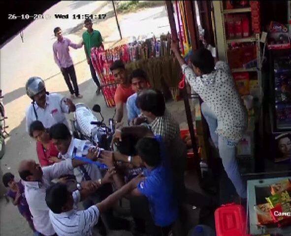 Customers Beaten To Shopper In Aurangabad औरंगाबादेत ग्राहकांची दुकानदाराला बेदम मारहाण